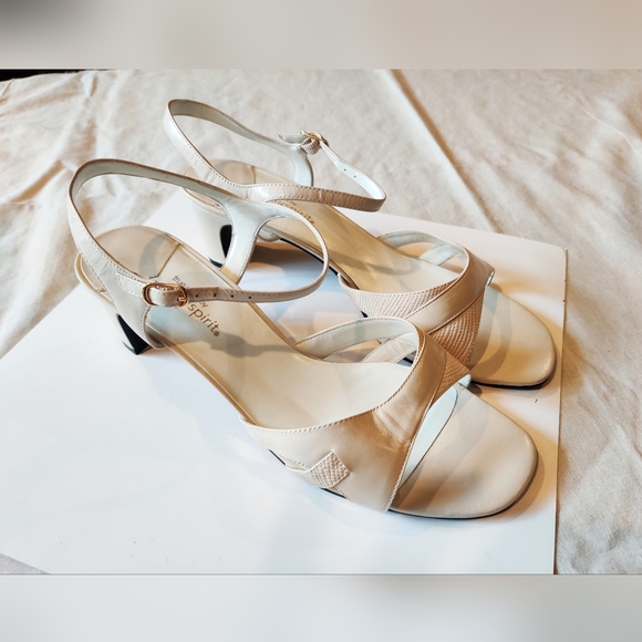 Preloved Easy Spirit Cream Coloured Strappy Sandals Size 8.5W - Picture 3 of 4